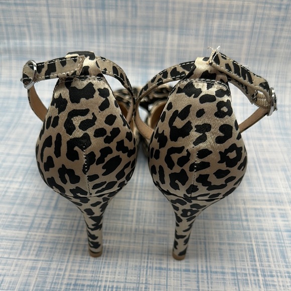 Torrid Women's Leopard Print Heels Bow accent EXTRA WIDE 9WW shoes - Picture 3 of 7